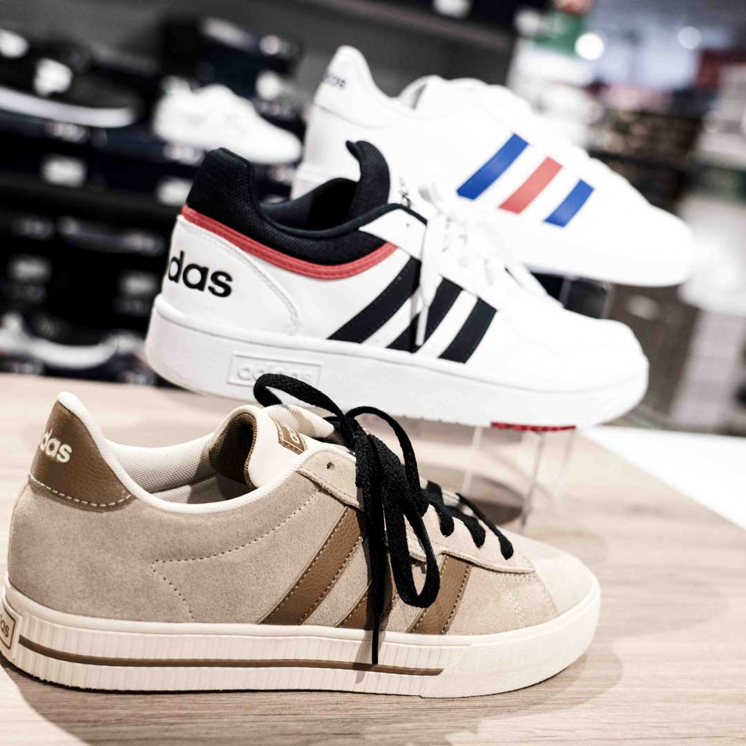 Tre par flotte sneakers fra Adidas hos Deichmann på Nørrebro.